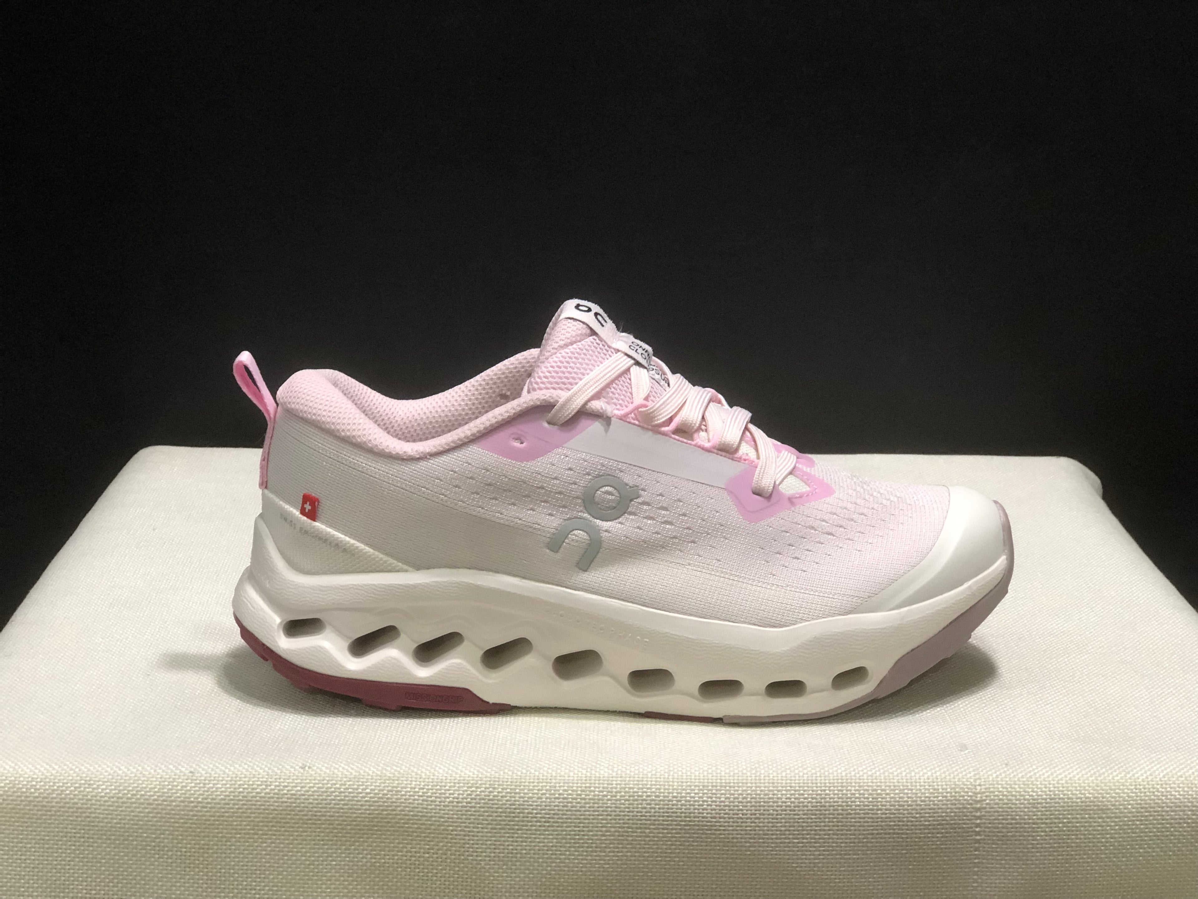 On cloudsurfer Trail Pink