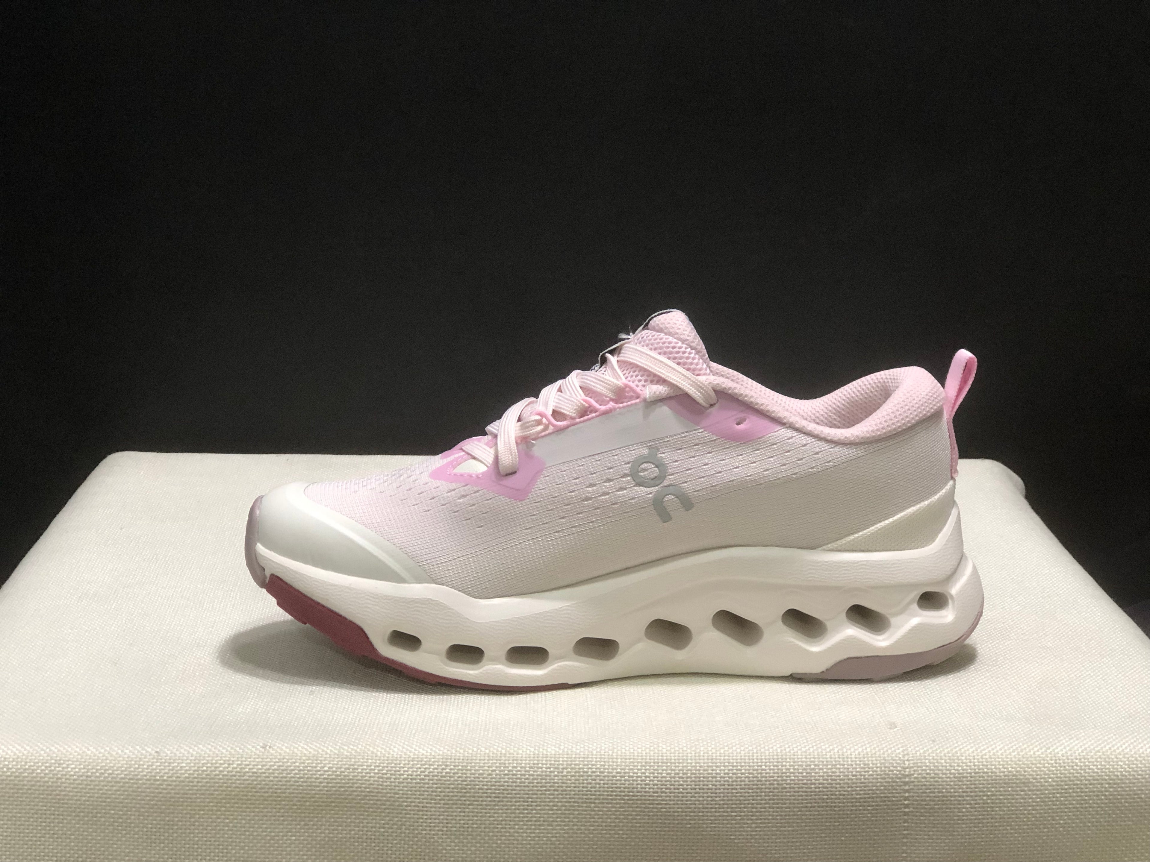 On cloudsurfer Trail Pink